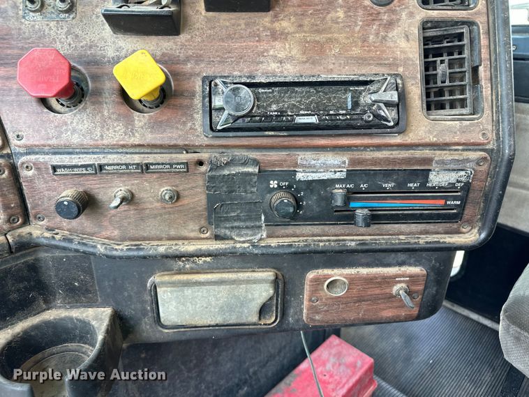 image for item DM2722 1999 Freightliner FLD semi truck