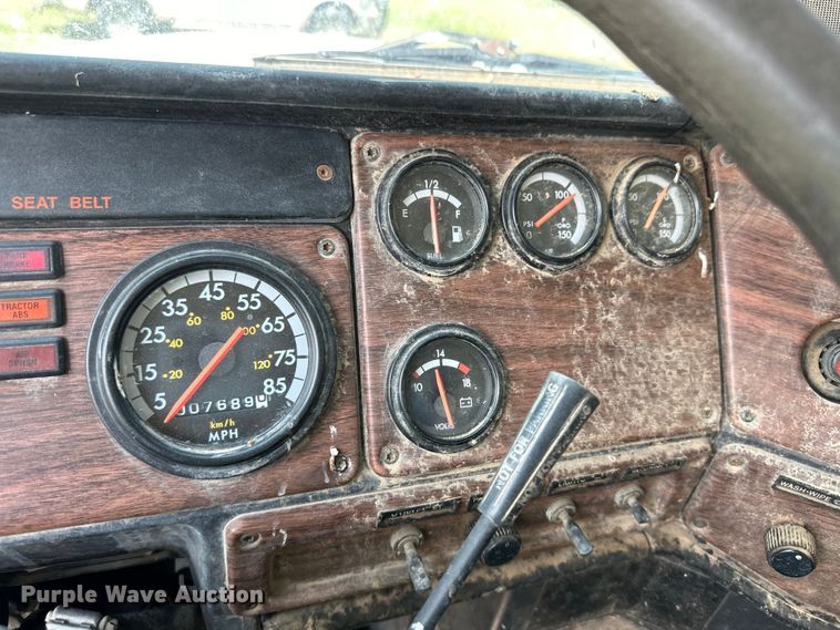 image for item DM2722 1999 Freightliner FLD semi truck