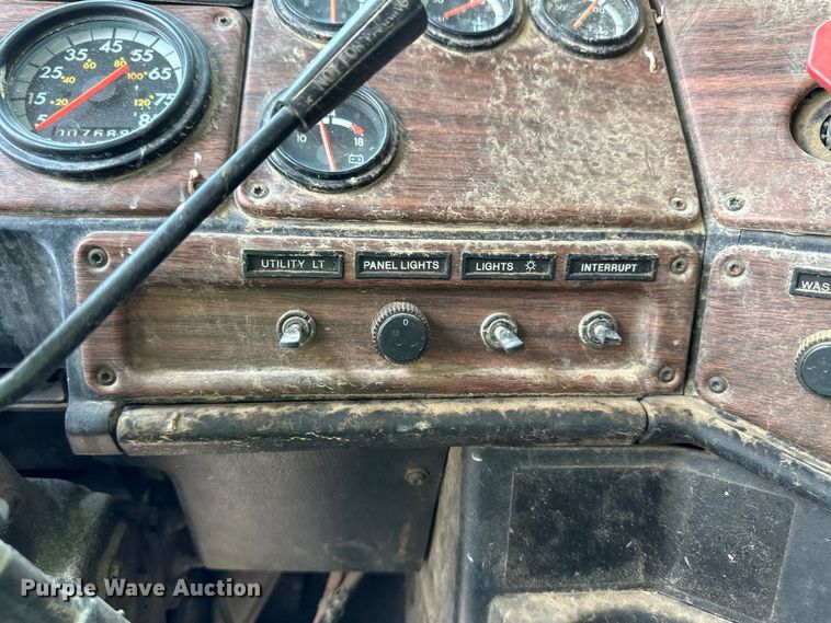 image for item DM2722 1999 Freightliner FLD semi truck