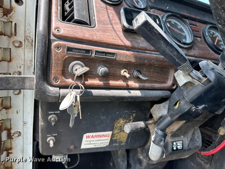 image for item DM2722 1999 Freightliner FLD semi truck