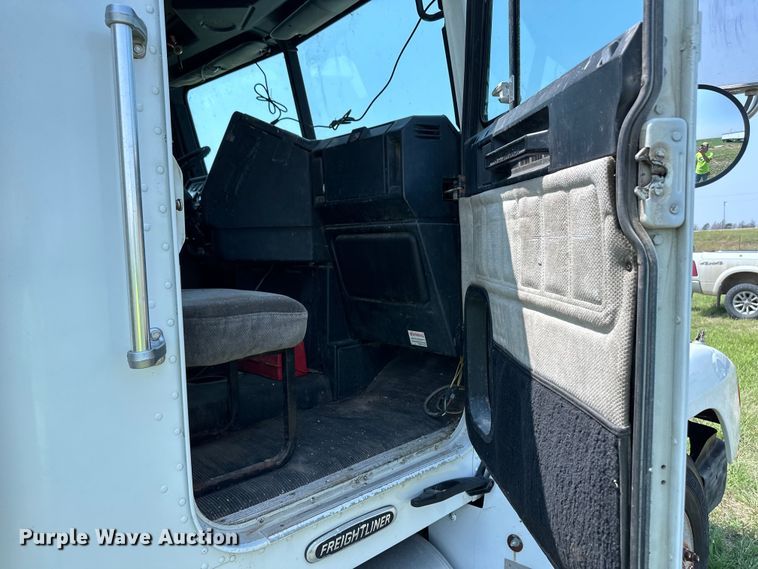 image for item DM2722 1999 Freightliner FLD semi truck