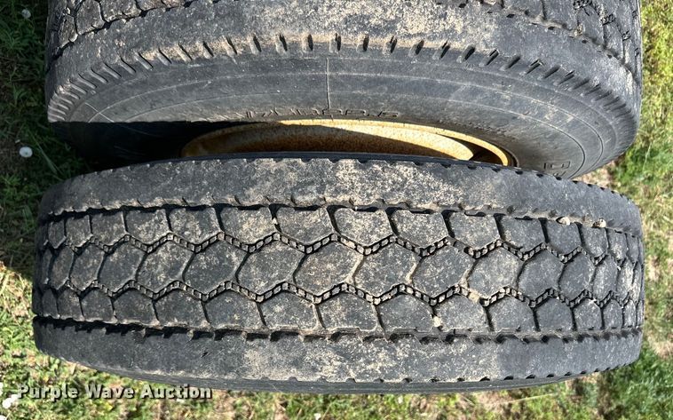 image for item DM2722 1999 Freightliner FLD semi truck