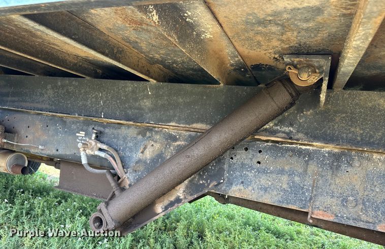 image for item DM2725 1975 GMC 6500 grain truck