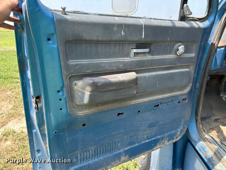 image for item DM2725 1975 GMC 6500 grain truck