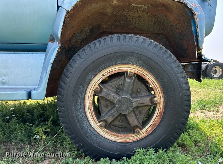 image for item DM2725 1975 GMC 6500 grain truck