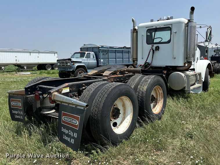 image for item DM2727 2000 Freightliner FLD semi truck