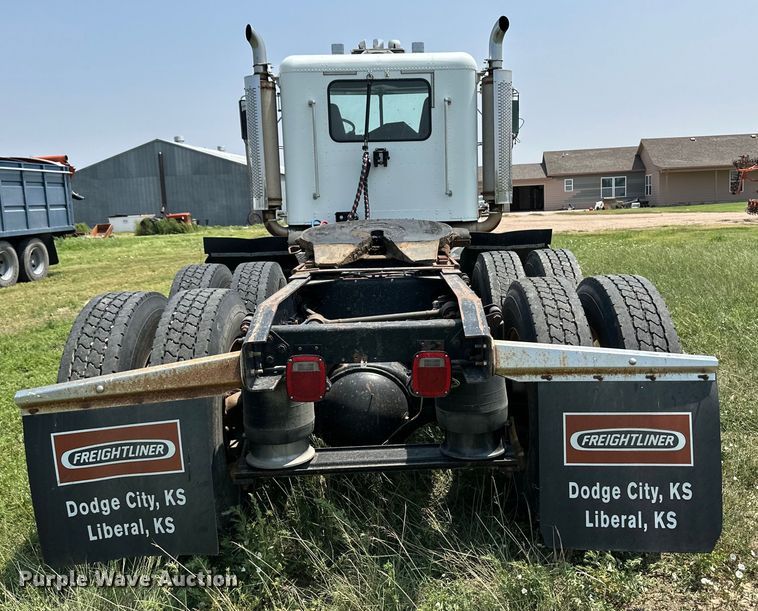 image for item DM2727 2000 Freightliner FLD semi truck