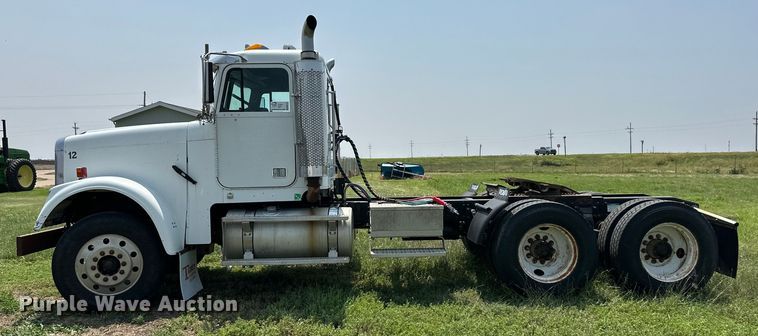 image for item DM2727 2000 Freightliner FLD semi truck