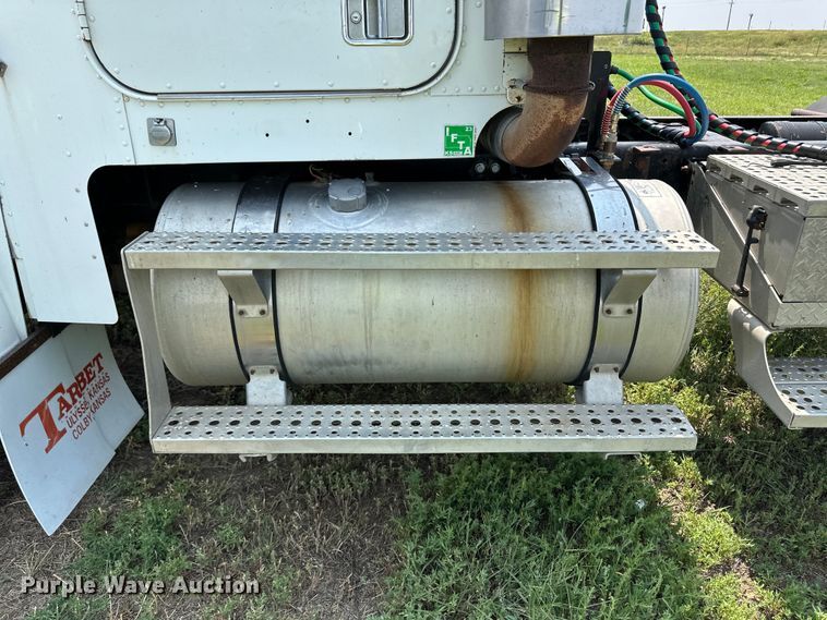 image for item DM2727 2000 Freightliner FLD semi truck