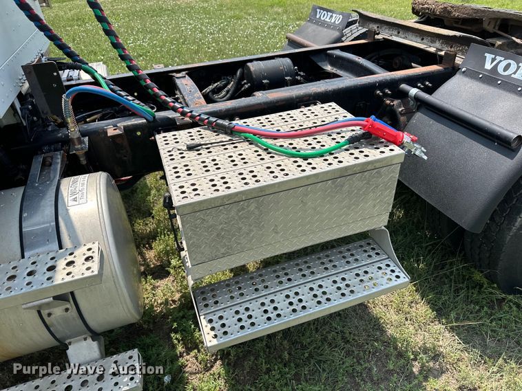 image for item DM2727 2000 Freightliner FLD semi truck