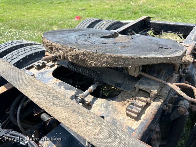 image for item DM2727 2000 Freightliner FLD semi truck