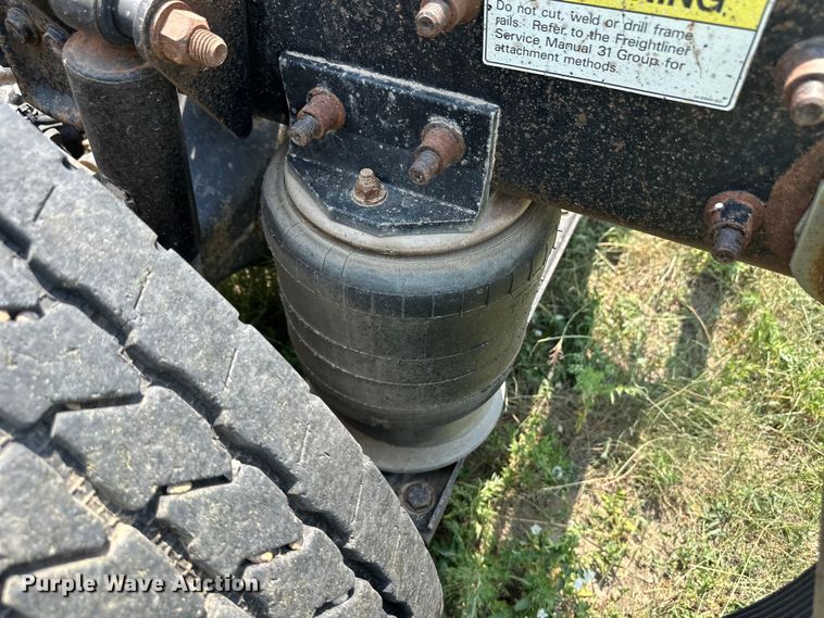 image for item DM2727 2000 Freightliner FLD semi truck