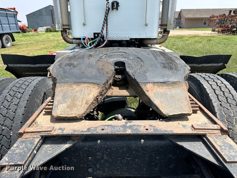 image for item DM2727 2000 Freightliner FLD semi truck