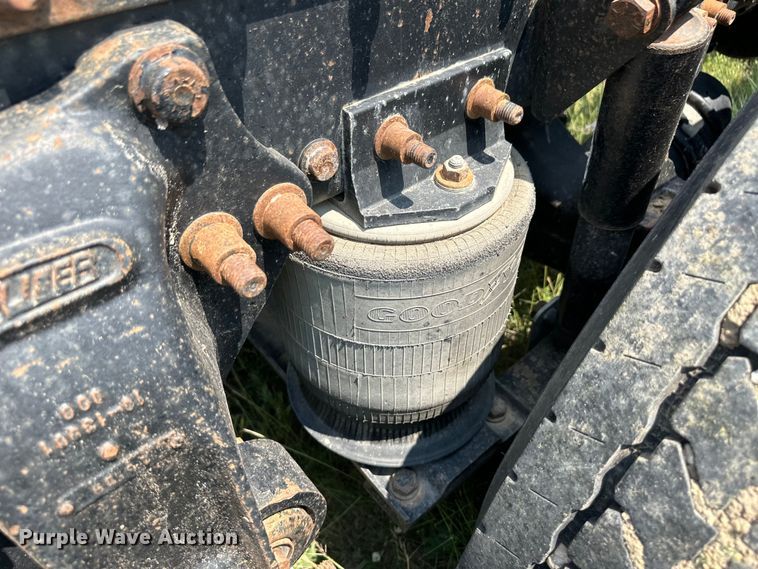 image for item DM2727 2000 Freightliner FLD semi truck