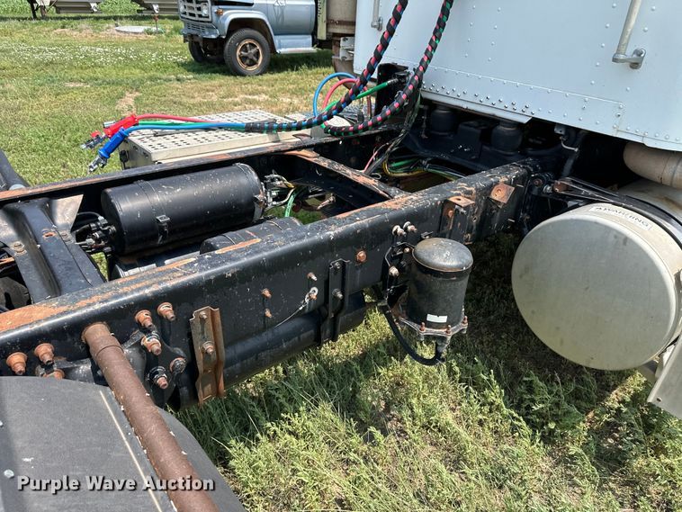 image for item DM2727 2000 Freightliner FLD semi truck