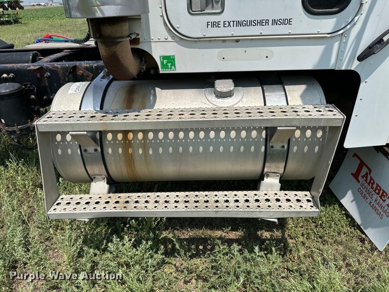 image for item DM2727 2000 Freightliner FLD semi truck