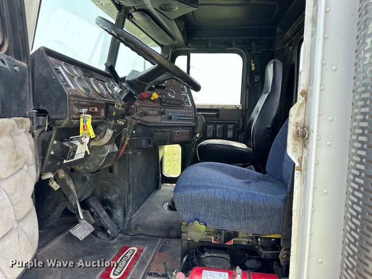 image for item DM2727 2000 Freightliner FLD semi truck