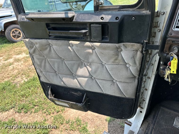 image for item DM2727 2000 Freightliner FLD semi truck