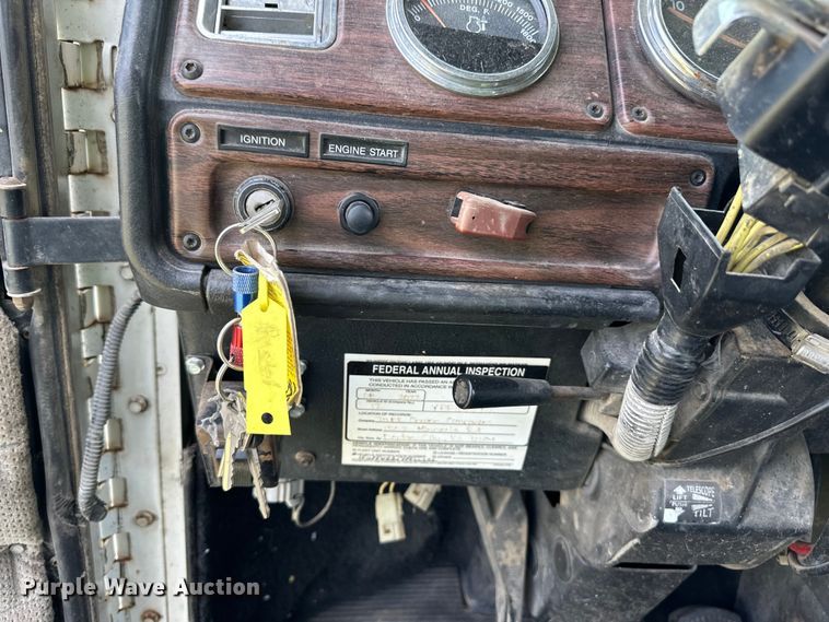 image for item DM2727 2000 Freightliner FLD semi truck