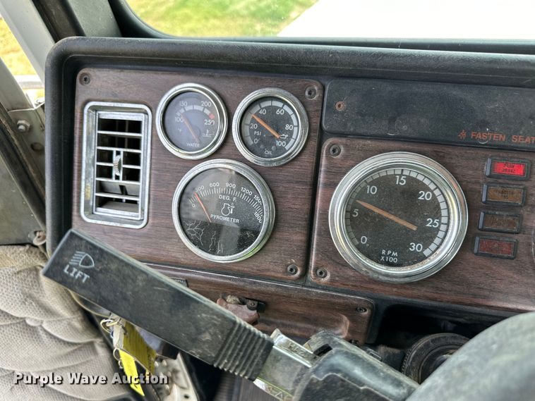 image for item DM2727 2000 Freightliner FLD semi truck