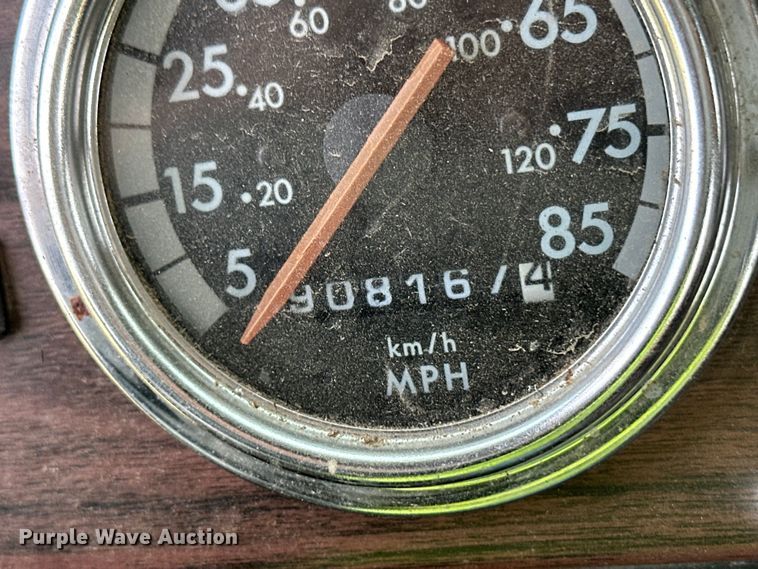 image for item DM2727 2000 Freightliner FLD semi truck