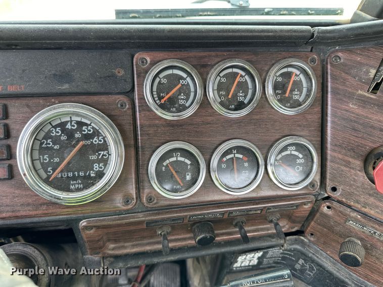 image for item DM2727 2000 Freightliner FLD semi truck