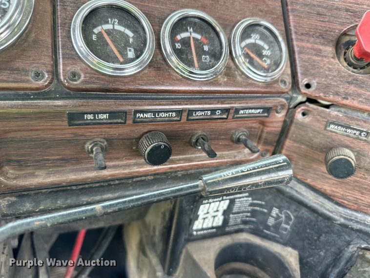 image for item DM2727 2000 Freightliner FLD semi truck