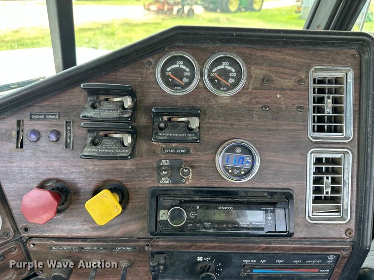 image for item DM2727 2000 Freightliner FLD semi truck