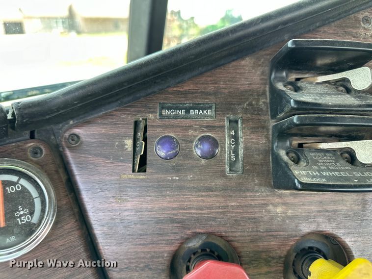 image for item DM2727 2000 Freightliner FLD semi truck