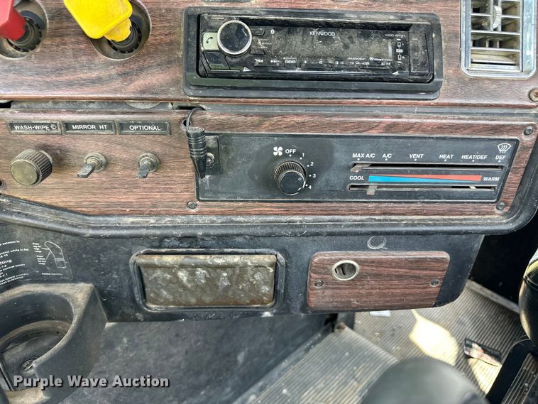 image for item DM2727 2000 Freightliner FLD semi truck