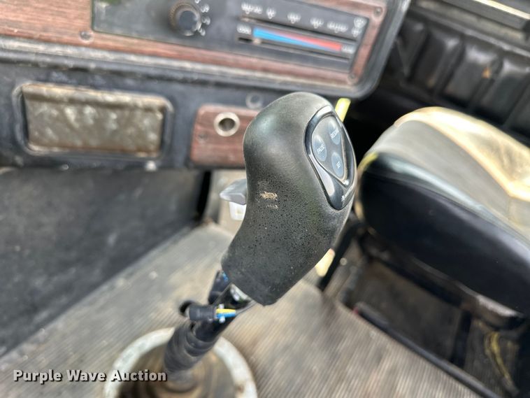 image for item DM2727 2000 Freightliner FLD semi truck