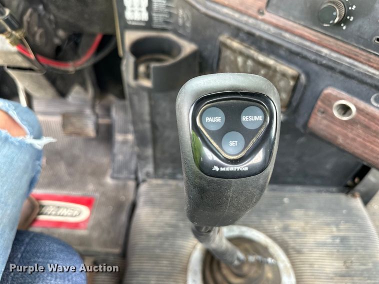 image for item DM2727 2000 Freightliner FLD semi truck