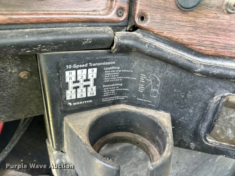 image for item DM2727 2000 Freightliner FLD semi truck