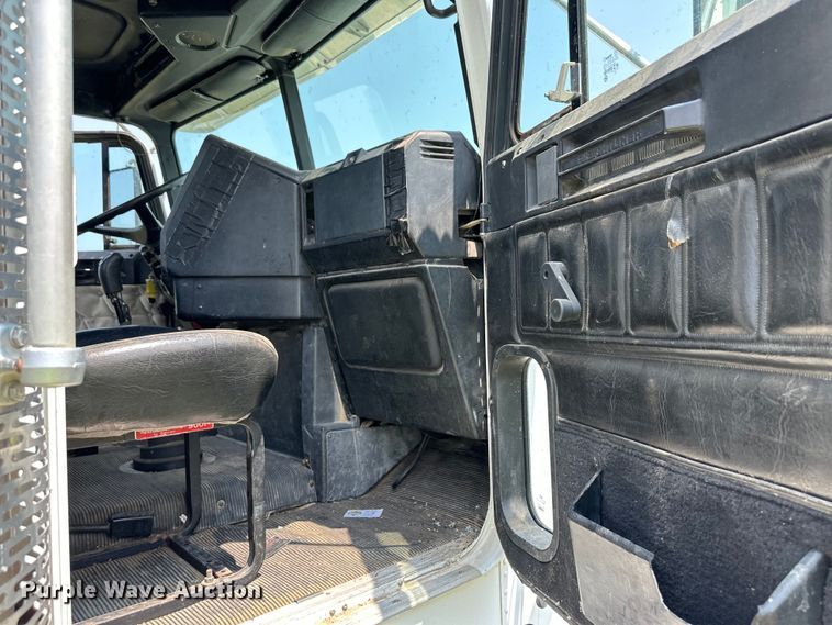 image for item DM2727 2000 Freightliner FLD semi truck