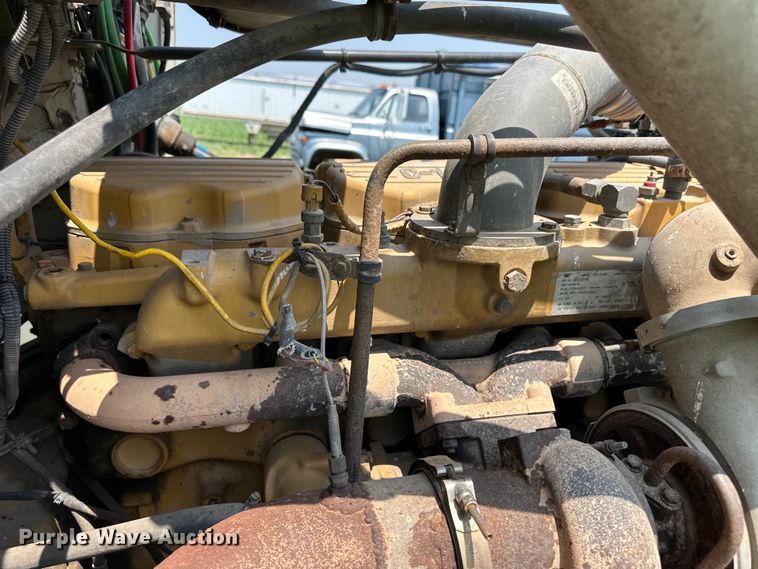 image for item DM2727 2000 Freightliner FLD semi truck