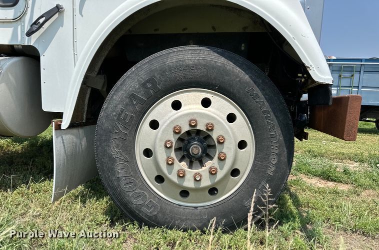 image for item DM2727 2000 Freightliner FLD semi truck