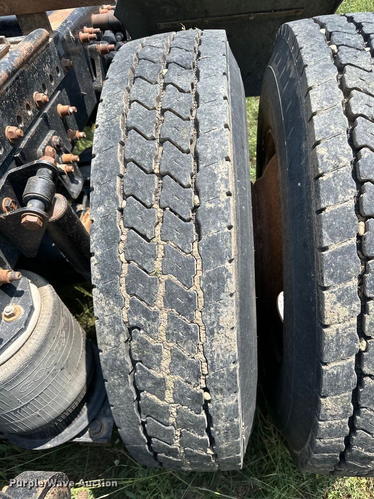 image for item DM2727 2000 Freightliner FLD semi truck