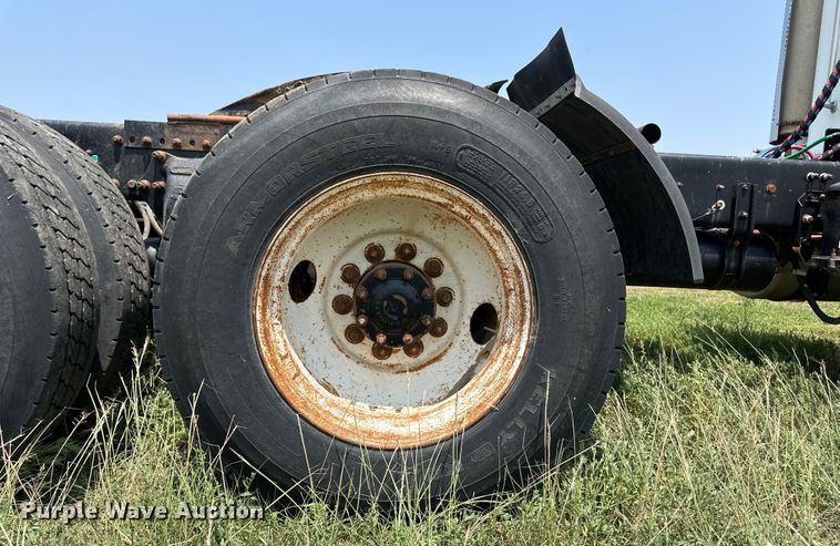 image for item DM2727 2000 Freightliner FLD semi truck