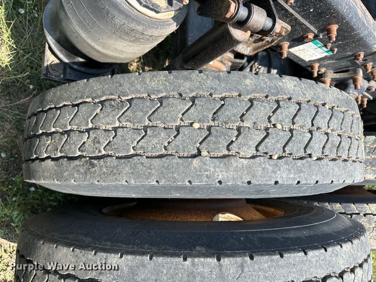 image for item DM2727 2000 Freightliner FLD semi truck