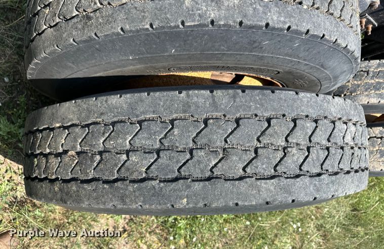 image for item DM2727 2000 Freightliner FLD semi truck