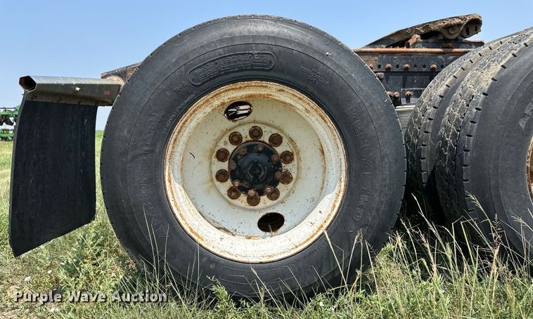 image for item DM2727 2000 Freightliner FLD semi truck