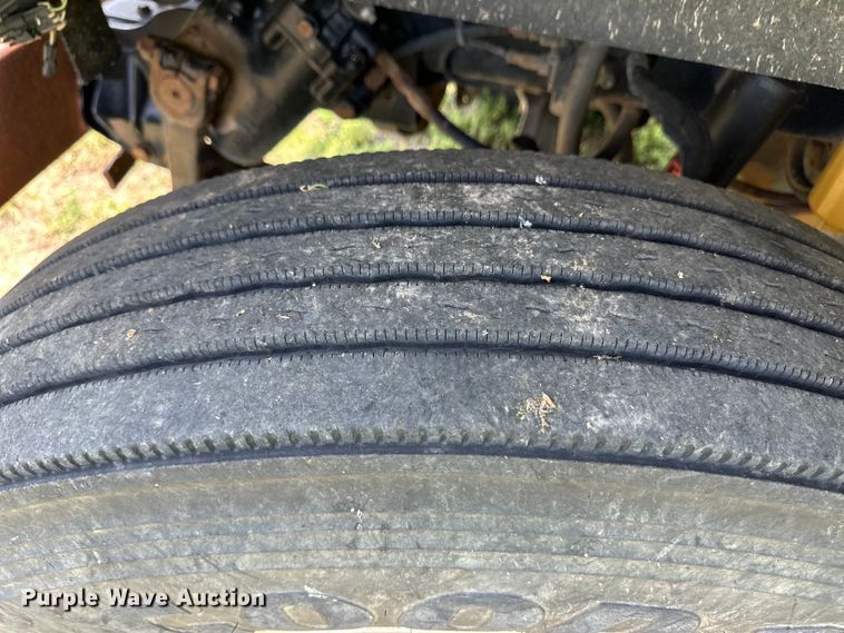 image for item DM2727 2000 Freightliner FLD semi truck