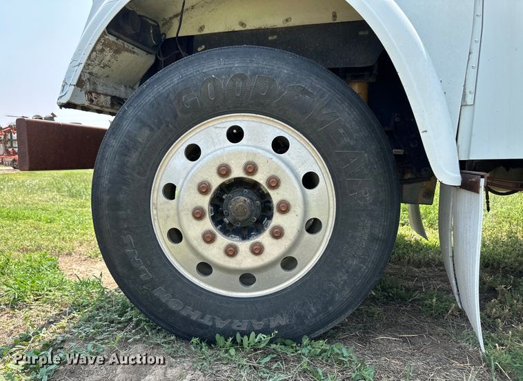 image for item DM2727 2000 Freightliner FLD semi truck