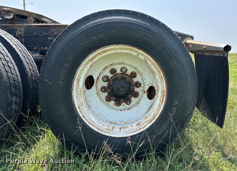 image for item DM2727 2000 Freightliner FLD semi truck