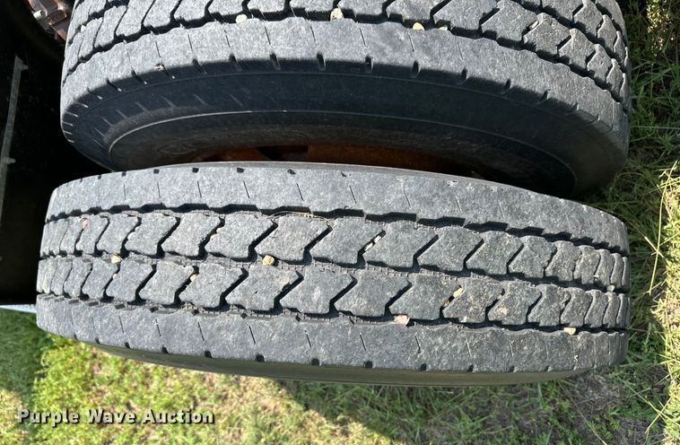 image for item DM2727 2000 Freightliner FLD semi truck