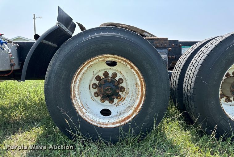 image for item DM2727 2000 Freightliner FLD semi truck