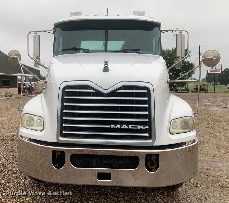 image for item DM7941 2013 Mack CXU613 Pinnacle  semi truck