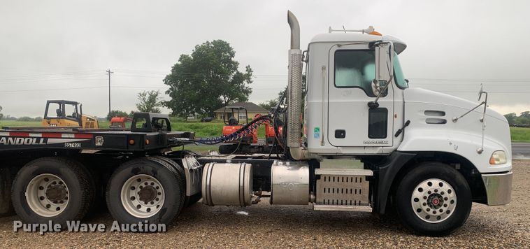 image for item DM7941 2013 Mack CXU613 Pinnacle  semi truck