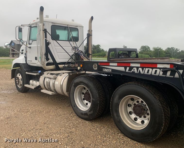 image for item DM7941 2013 Mack CXU613 Pinnacle  semi truck