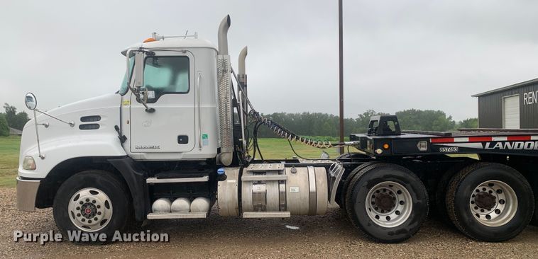 image for item DM7941 2013 Mack CXU613 Pinnacle  semi truck